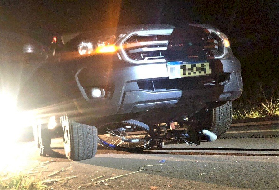Ciclista é atropelado por caminhonete na alça do anel viário em Nova Andradina
