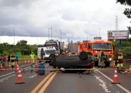 Motorista morre após colidir carro com carreta na BR-163.
