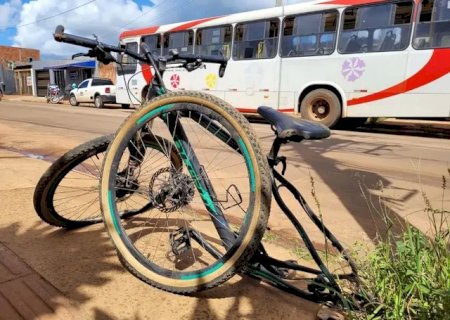 Criança fica gravemente ferida ao ser atropelada por ônibus.