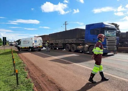 Homem tenta atravessar rodovia, mas morre atingido por carreta.