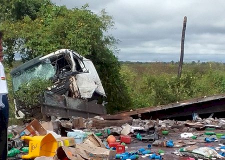 Acidente grave entre 3 veículos de carga pesada deixa dois mortos na BR-262, no Pantanal