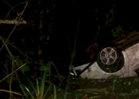 Três ficam feridos após carro sair da pista e capotar na MS-382.