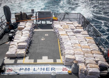 Operação de cooperação policial internacional apreende 4,7 toneladas de cocaína na costa africana.