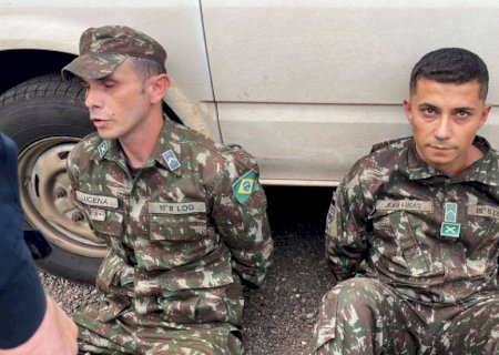 Falsos soldados são presos com quase uma tonelada e meia de maconha.