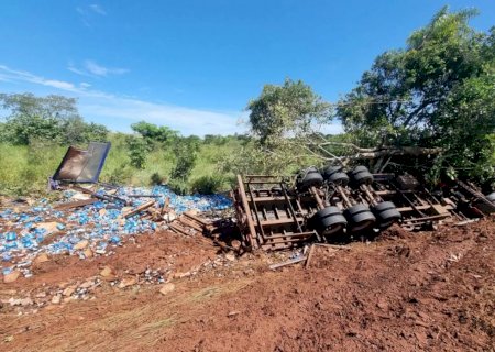 Carreta com carga milionária de cerveja capota na MS-040.
