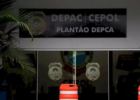 Caminhonete bate em árvore e motorista acaba preso com pistola e revólver.