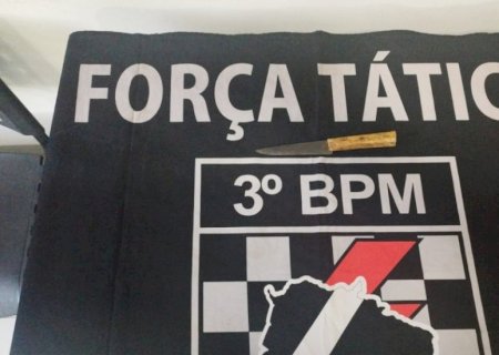 Homem tenta matar o vizinho a golpes de faca após discussão por bicicleta.