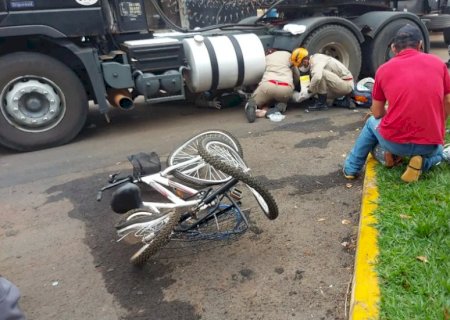 Ciclista morre após ser atropelada por carreta bitrem em MS.