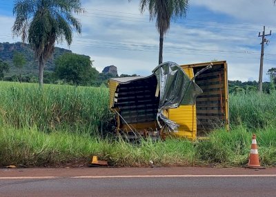 Baú de caminhão do Correios é rasgado em acidente na BR 262.
