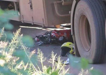 Jovem morre e adolescente fica ferido em acidente entre moto e carreta.