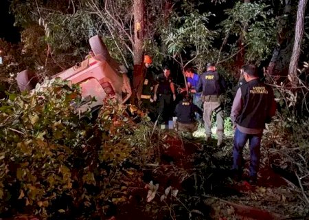 Carro sai da pista, capota e motorista morre na BR-262.