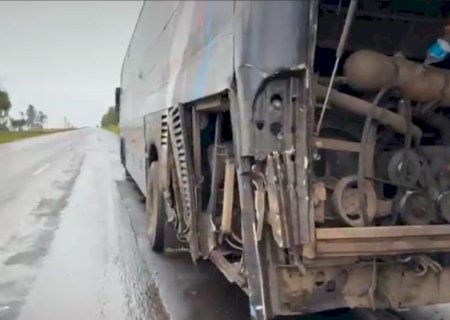Motorista é fechado e bate carreta em ônibus com quase 50 passageiros