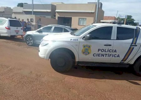 Homem é morto a tiros quando trocava fralda do filho dentro de casa.