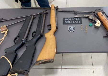 Polícia Militar apreende 04 armas de fogo e munições em área rural após irmão atirar em outro.