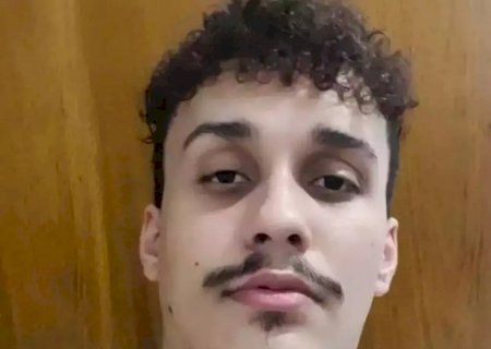 Jovem morre após bater moto em carreta estacionada.
