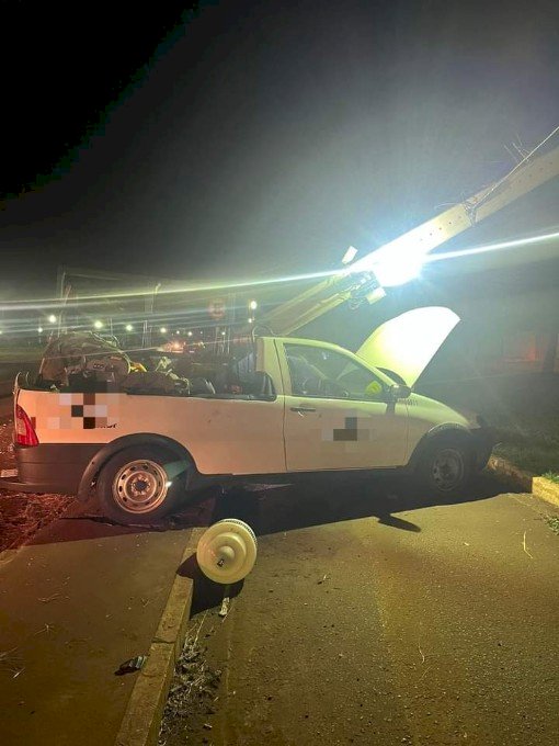 Embriagado funcionário do lava jato pega veículo de outra empresa e colide em poste.