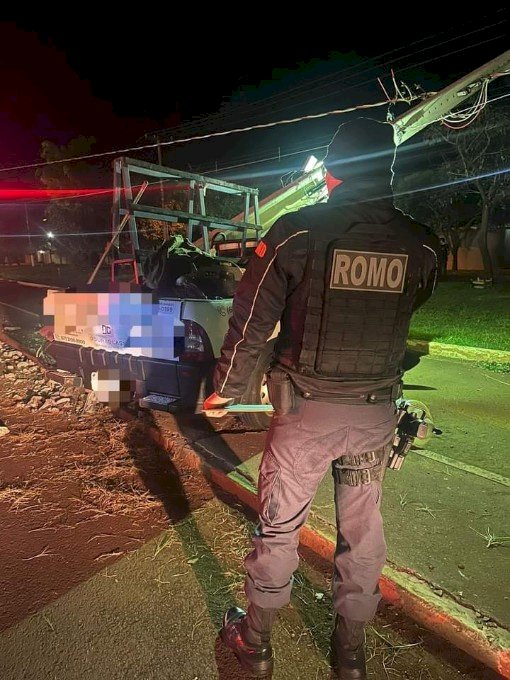 Embriagado funcionário do lava jato pega veículo de outra empresa e colide em poste.
