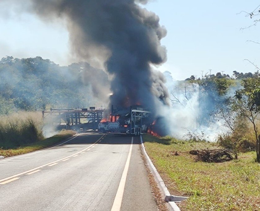 Caminhões-cegonha pegam fogo após colisão frontal e motorista morre carbonizado