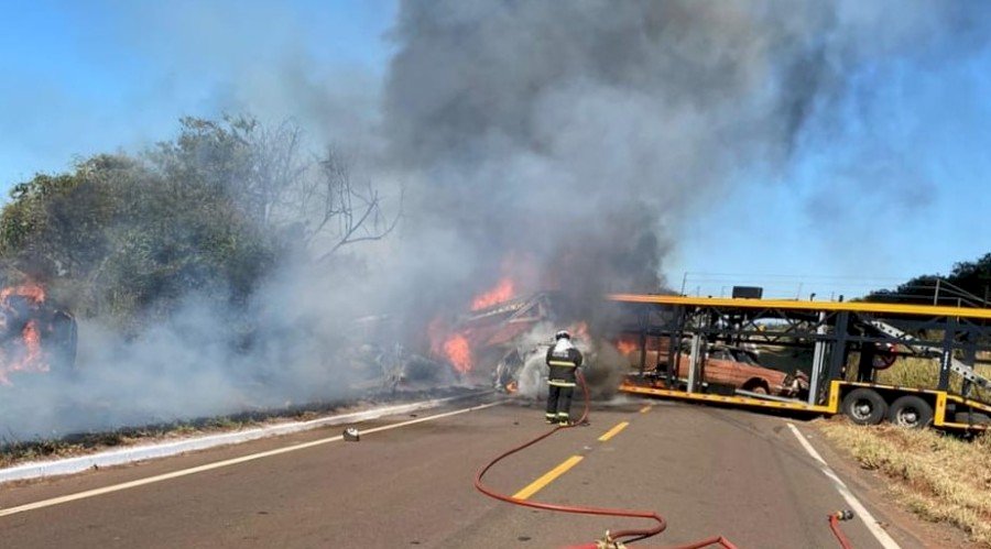 Caminhões-cegonha pegam fogo após colisão frontal e motorista morre carbonizado