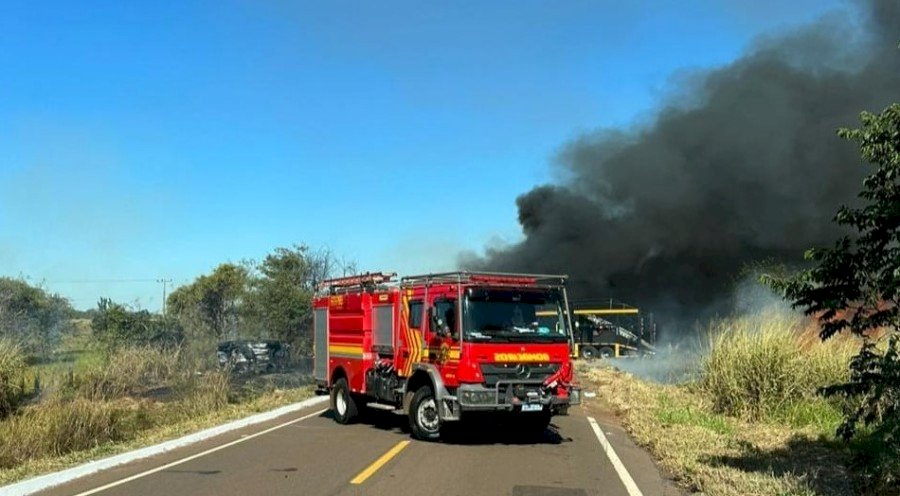 Caminhões-cegonha pegam fogo após colisão frontal e motorista morre carbonizado