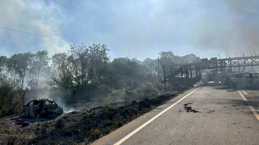 Caminhões-cegonha pegam fogo após colisão frontal e motorista morre carbonizado