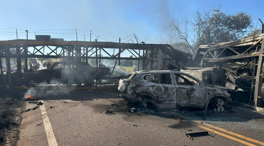 Caminhões-cegonha pegam fogo após colisão frontal e motorista morre carbonizado