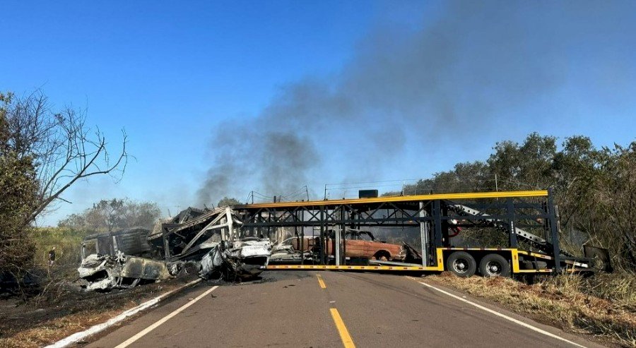 Caminhões-cegonha pegam fogo após colisão frontal e motorista morre carbonizado
