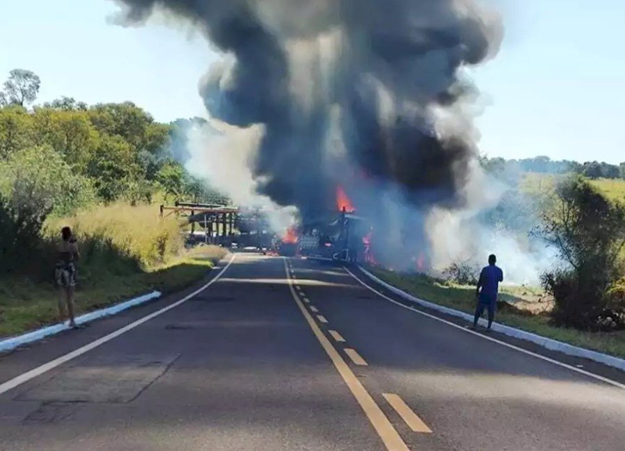 Caminhões-cegonha pegam fogo após colisão frontal e motorista morre carbonizado