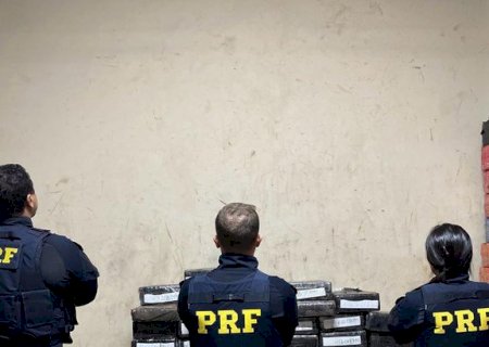 PRF apreende 1,2 tonelada de maconha e contrabando.