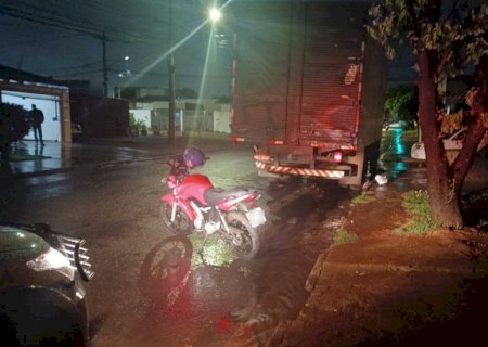 Jovem socorrido em estado grave após bater o caminhão teve motocicleta retirada do local