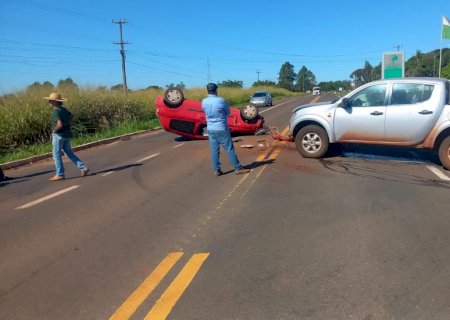 Carro capota após colidir em caminhonete na BR -060.