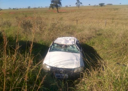 Carro com mulher e duas crianças a bordo capota na MS-385 em Anaurilândia