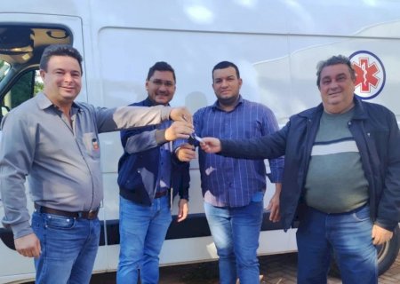 Em Ipezal, Edinho Cassuci entrega ambulância e anuncia novos investimentos em drenagem e asfalto.