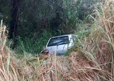Fiat Uno sai da pista após sofrer aquaplanagem na entrada do Angico e acaba parando em meio à vegetação