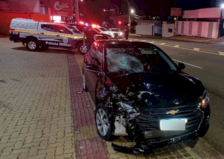 Motorista colide carro contra moto e mata técnica de enfermagem.
