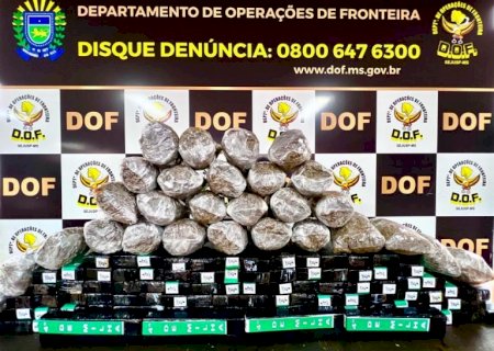DOF apreende mais de cem quilos de droga em painel de veículo.