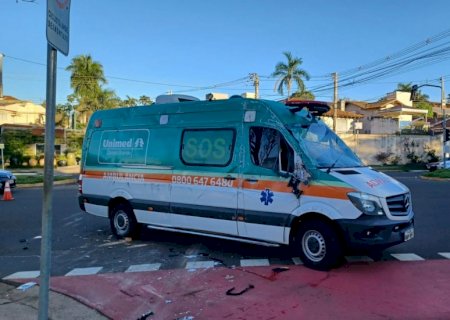 Ambulância que transportava idosa capota após ser atingida por motorista de Jeep