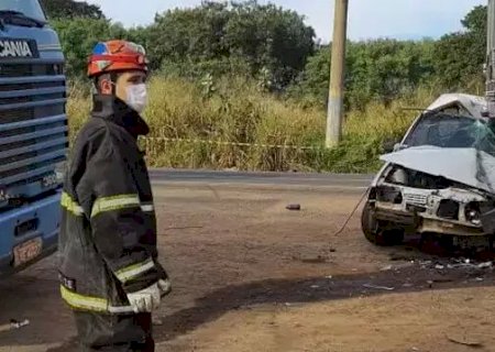 Idoso de 67 anos morre ao atingir traseira de caminhão estacionado.