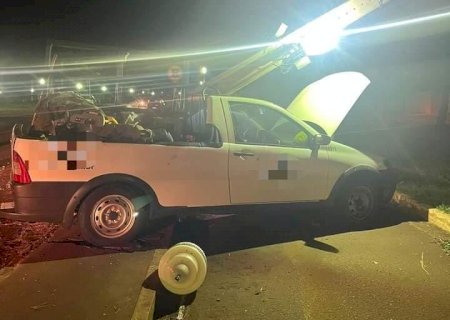 Embriagado funcionário do lava jato pega veículo de outra empresa e colide em poste.