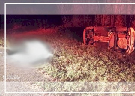 Motorista tenta desviar de animal em rodovia, capota veículo e deixa uma vítima fatal.