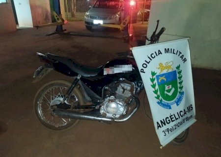 Angélica - Polícia Militar apreende motocicleta e conduz jovem para a delegacia por direção perigosa