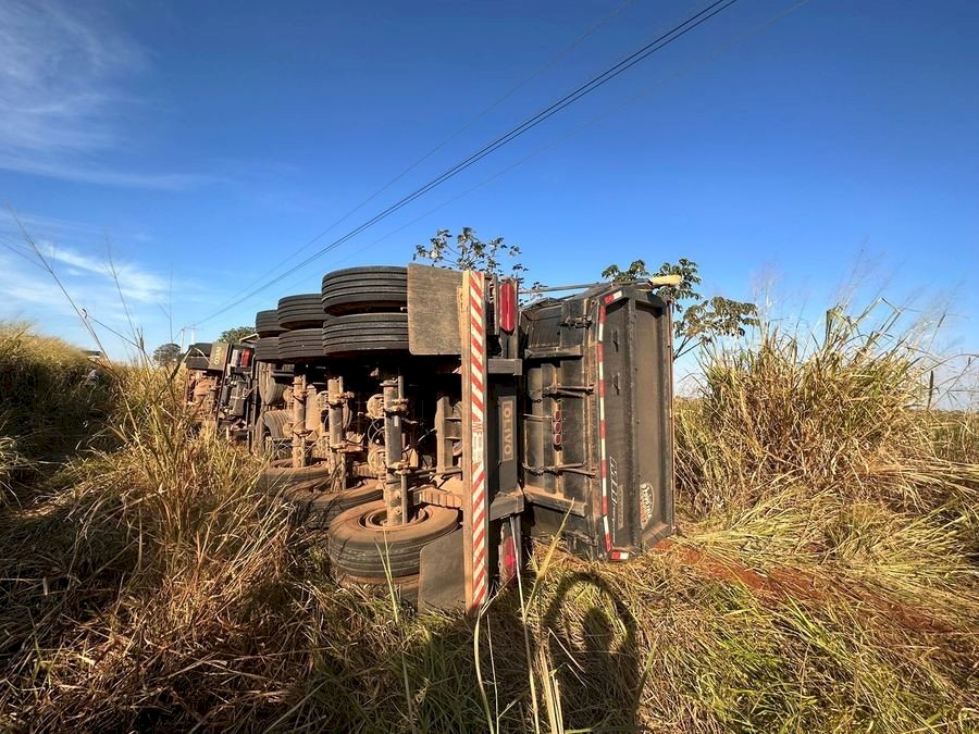 Após cochilar ao volante, condutor de carreta perde controle de direção e veículo carregado de milho tomba entre Batayporã e Anaurilândia