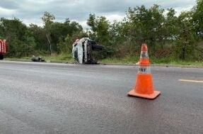 Capotamento na BR-262 mata motorista e deixa criança em estado grave.