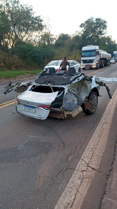 Van com placas de Ivinhema se envolve em acidente com uma vítima fatal no Paraná.