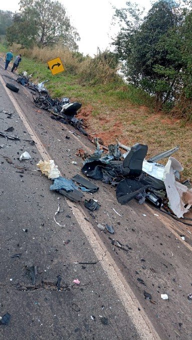 Van com placas de Ivinhema se envolve em acidente com uma vítima fatal no Paraná.