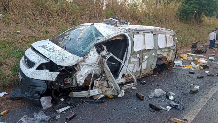 Van com placas de Ivinhema se envolve em acidente com uma vítima fatal no Paraná.