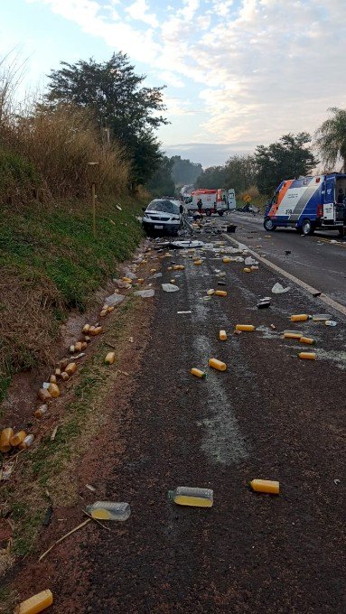 Van com placas de Ivinhema se envolve em acidente com uma vítima fatal no Paraná.