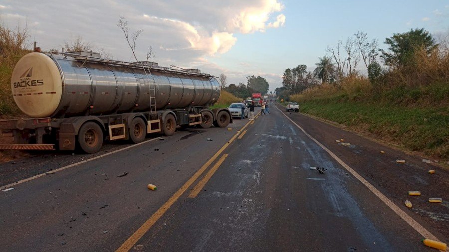 Van com placas de Ivinhema se envolve em acidente com uma vítima fatal no Paraná.