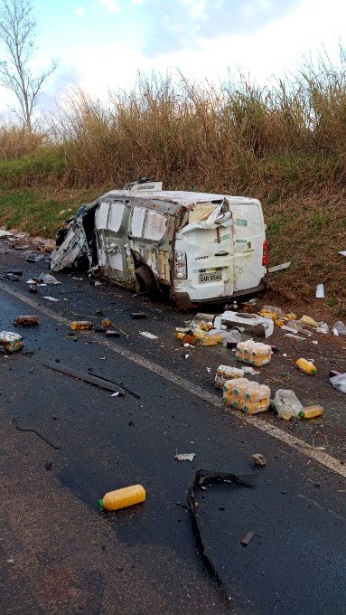Van com placas de Ivinhema se envolve em acidente com uma vítima fatal no Paraná.