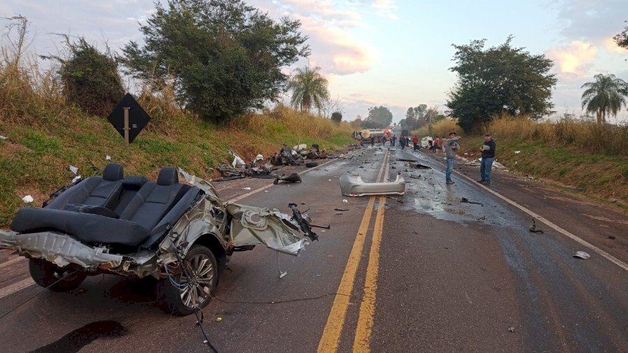 Van com placas de Ivinhema se envolve em acidente com uma vítima fatal no Paraná.